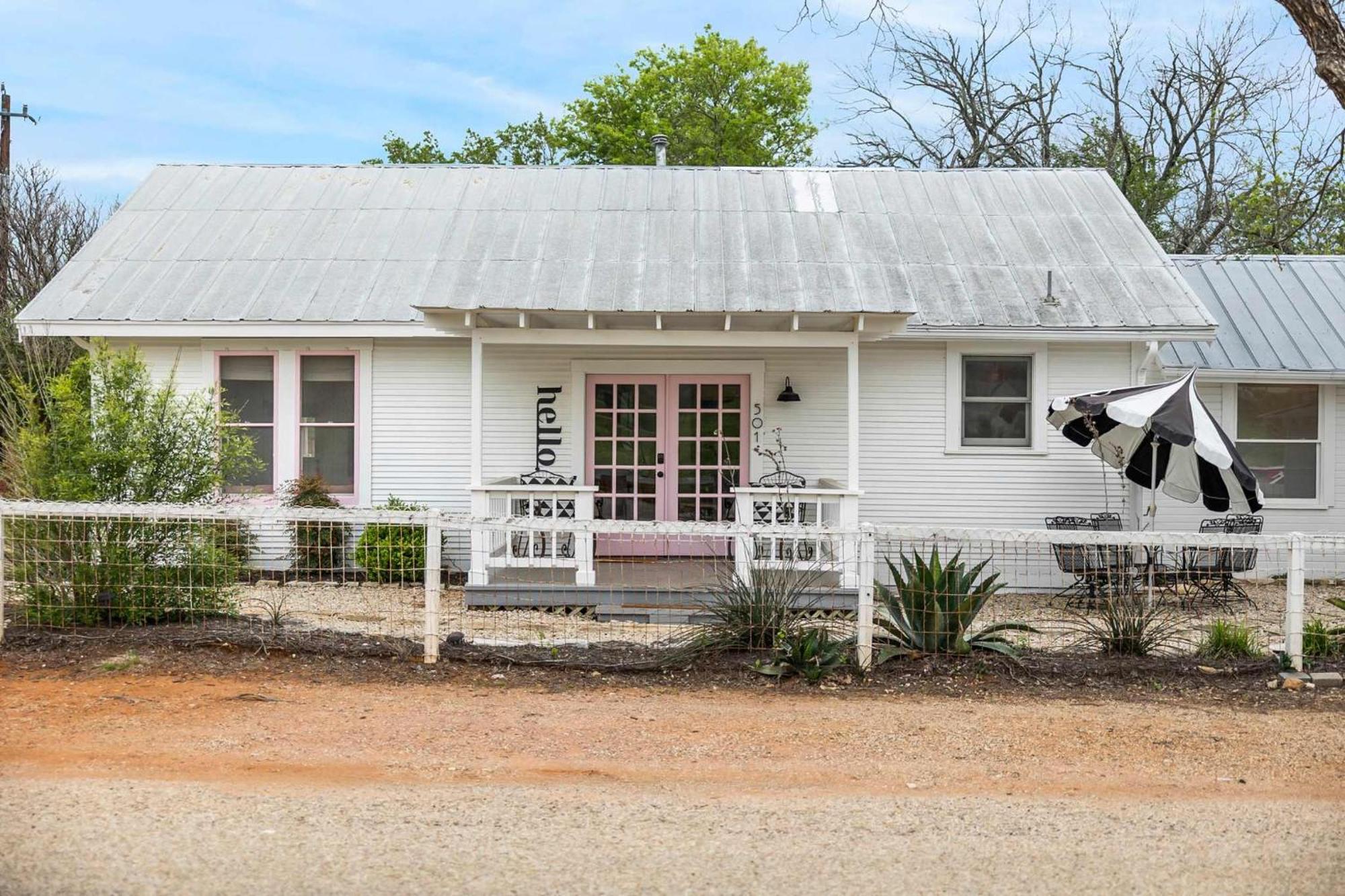 Villa Pink Duchess - Mins To Main Hot Tub & Fire Pit Fredericksburg Esterno foto