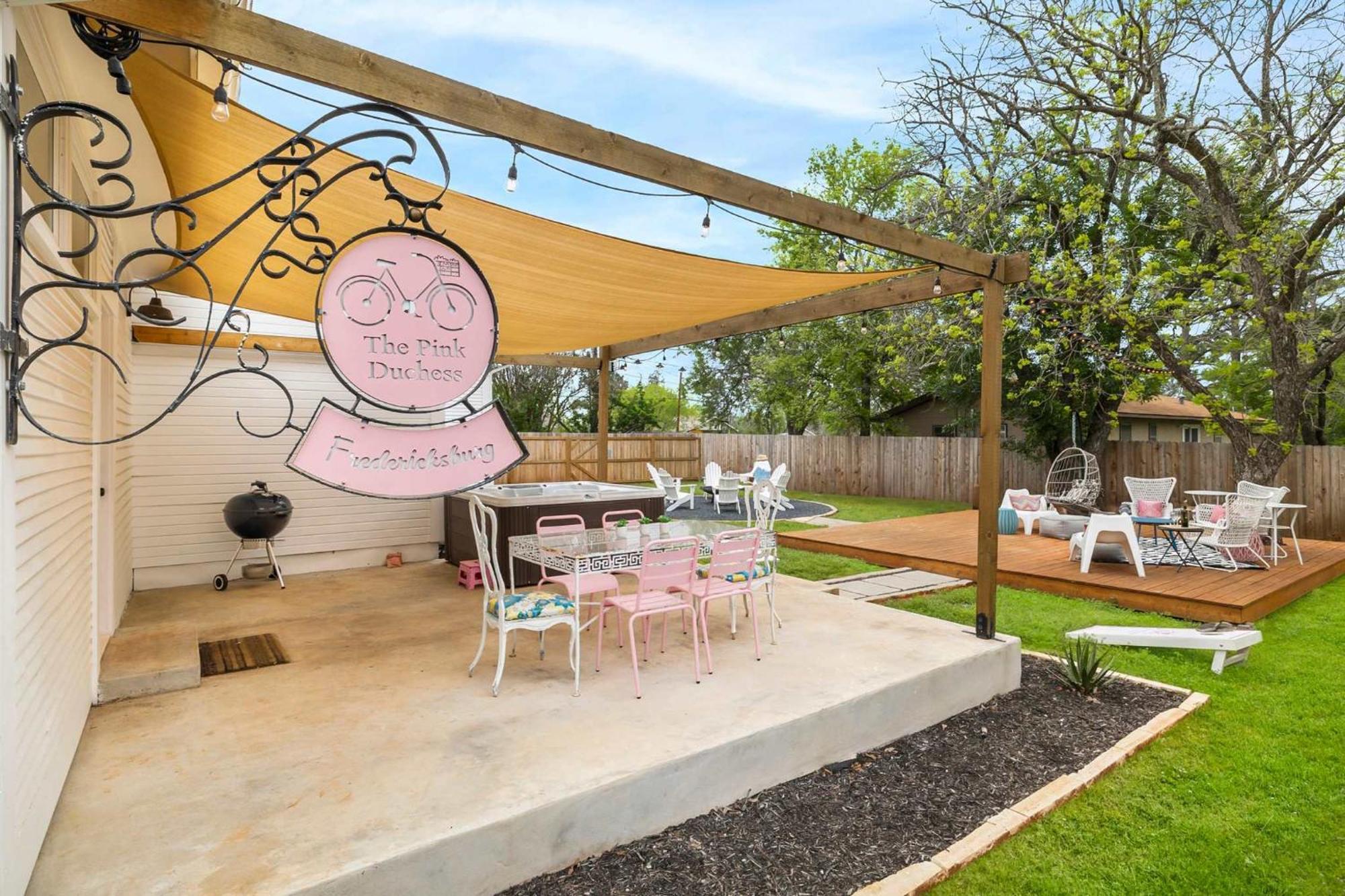 Villa Pink Duchess - Mins To Main Hot Tub & Fire Pit Fredericksburg Esterno foto